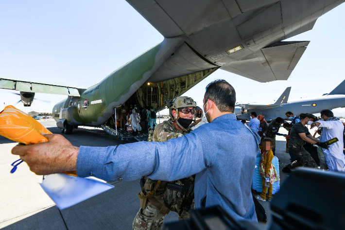 아프가니스탄 현지 조력자와 가족을 한국으로 이송하는 미라클 작전에 투입된 공군 작전요원들이 25일 아프가니스탄 카불공항에서 C-130J 수송기에 탑승할 인원을 검색하고 있다. 공군제공