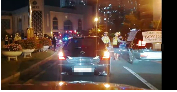 26일 밤 창원광장서 차량시위를 벌이고 있다. 자영업자 비대위 유튜브 영상 캡처