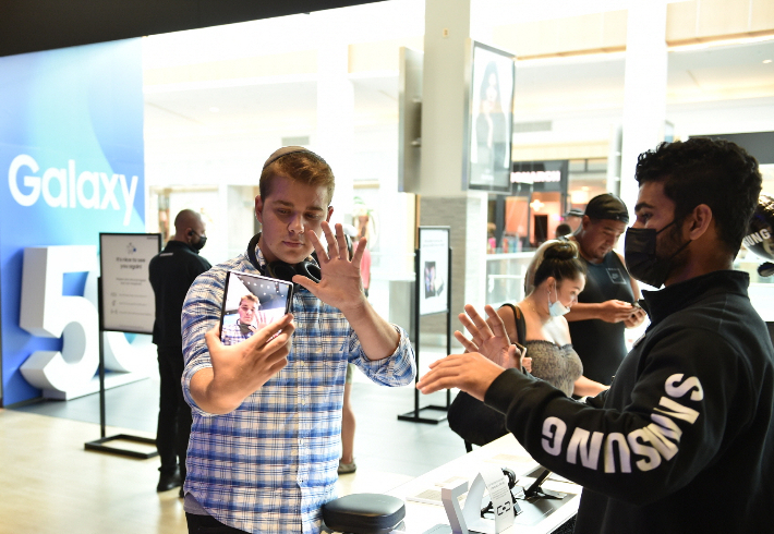 미국 뉴욕주 가든시티(Garden City)에 위치한 '삼성 익스피리언스 스토어'에서 '갤럭시 Z 폴드3'·'갤럭시 Z 플립3'를 체험하고 있는 모습. 삼성전자 제공