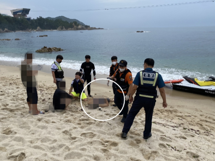 지난 26일 삼척시 장호해변에서 물놀이를 하던 30대 남성이 해경에 구조됐다. 동해해양경찰서 제공 