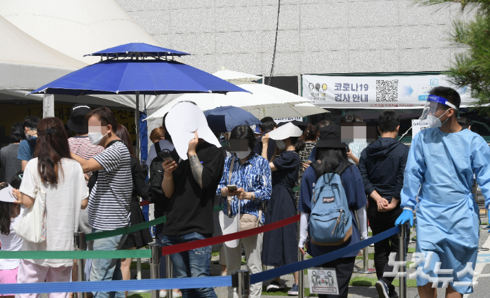 서울 강남구보건소 코로나19 임시선별검사소에서 시민들이 검사를 받기 위해 기다리고 있다. 이한형 기자