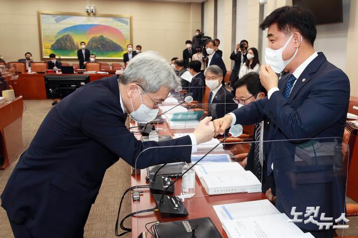 김병욱 의원과 의원과 인사하는 고승범 금융위원장 후보자