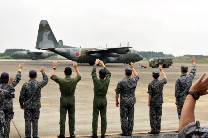 일본은 자위대 수송기를 지난 25일 카불 공항으로 보냈지만, 결국 이들을 수송하는 데에 실패했다. AFP 캡처 