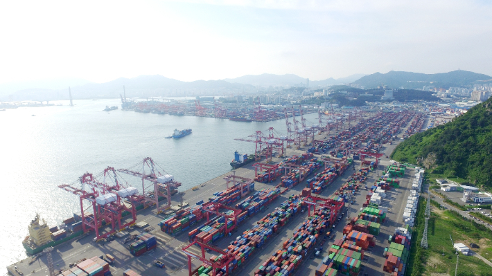 부산항 컨테이너 수출입 물동량 처리의 맡형격인 북항 신선대·감만터미널의 총 물동량 처리규모가 29년만에 1억개 돌파를 앞두고 있는 것으로 나타났다. 사진은 신선대터미널. BPT제공