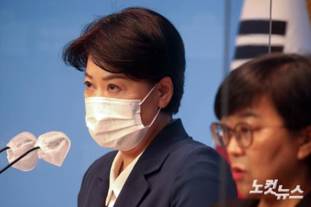 의원직, 대선 예비후보 사퇴를 선언한 윤희숙 국민의힘 의원이 27일 오후 서울 여의도 국회 소통관에서 최근 윤 의원에 대한 발언들에 대한 의견을 밝히는 기자회견을 갖고 있다.