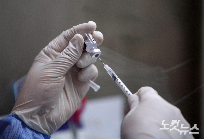 예방접종센터 코로나19 백신 보관소에서 의료진이 백신 접종을 준비하고 있다. 이한형 기자