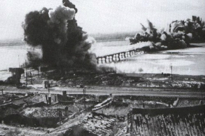1950년 6월 28일 미 공군이 끊어지지 않은 한강 철교를 폭격한 모습. 미 국립항공우주박물관 제공