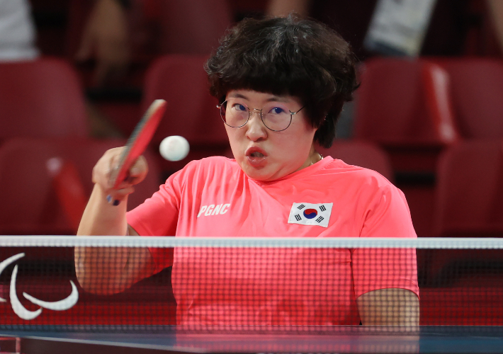 28일 오전 일본 도쿄 메트로폴리탄 체육관에서 열린 2020 패럴림픽 탁구 여자 단식(스포츠등급 3) 준결승 대한민국 이미규와 슬로바키아 알레나 카노바의 경기. 이미규가 공을 넘기고 있다. 연합뉴스