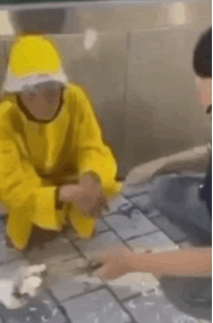 경기도 소재 한 고교생이 한 할머니를 괴롭히는 동영상(보배드림 캡쳐)