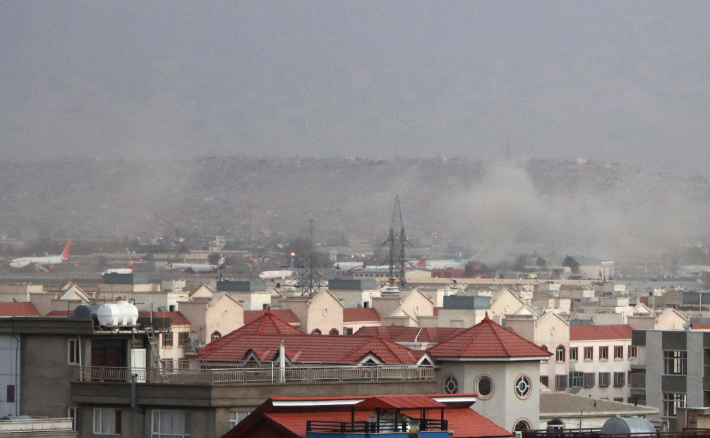 아프간 카불 폭탄테러 현장서 연기가 솟아오르는 모습. 연합뉴스
