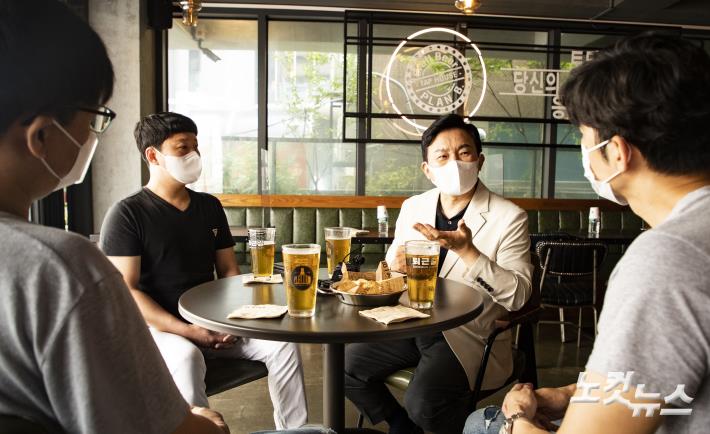 청년자영업자들과 대화하는 원희룡