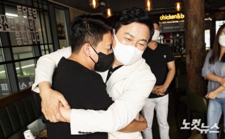 청년자영업자와 포옹하는 원희룡