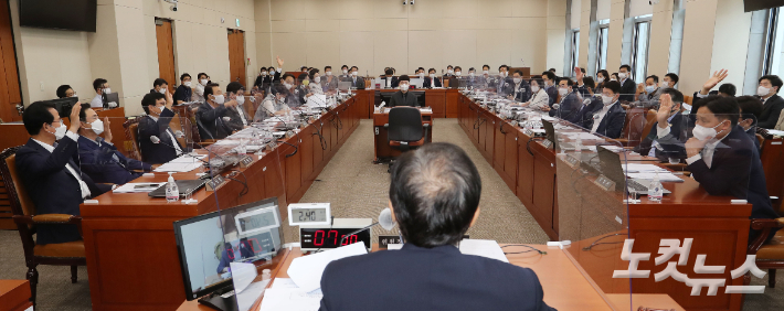 지난 19일 국회에서 열린 기획재정위원회 전체회의에서 종부세 개정안 상정에 대한 거수 표결이 진행되고 있다. 윤창원 기자