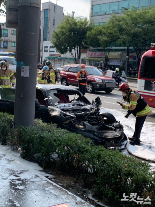 29일 오후 이수역 인근에서 포르쉐 차량에 화재가 발생에 소방 당국이 진화 작업을 벌이고 있다. 독자 제공