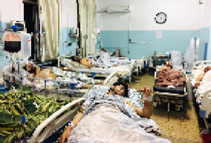 아프가니스탄 수도 카불 공항 외곽에서 발생한 연쇄 자살폭탄 테러로 부상한 시민들이 인근 병원으로 옮겨져 침대에 누워 있다. 연합뉴스