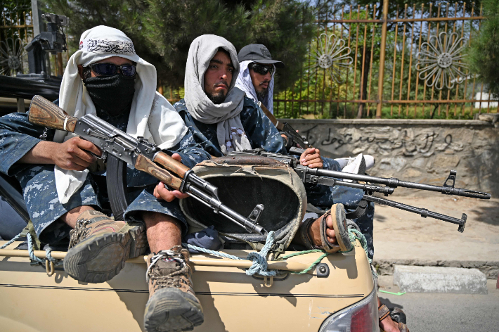 카불 순찰을 돌고 있는 탈레반 대원들. 연합뉴스