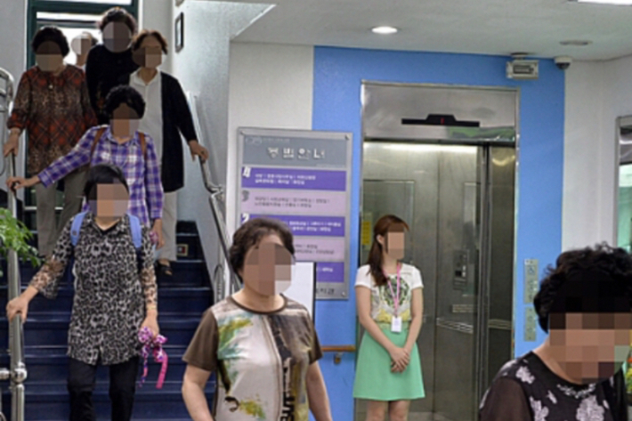 황 전 대표가 총리 시절 노인복지관에 방문했을 당시, 그가 이용해야 한다는 이유로 엘리베이터를 통제해 노인들이 계단을 이용하고 있다. 온라인 커뮤니티 캡처