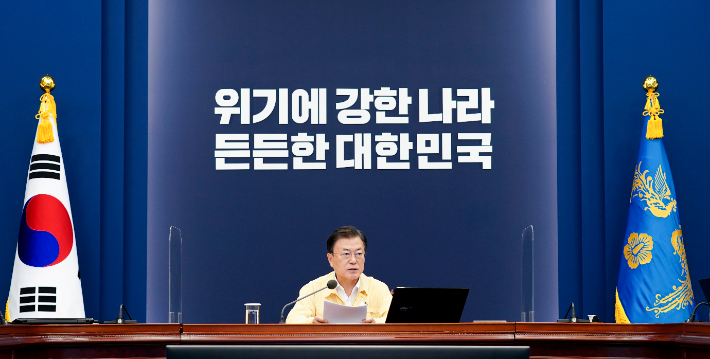 문재인 대통령이 30일 오후 청와대에서 열린 수석·보좌관회의에서 발언하고 있다. 연합뉴스