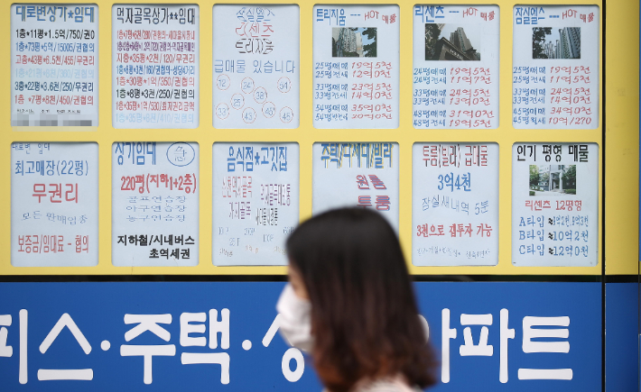 29일 서울 송파구의 한 공인중개사에 붙은 매매 및 전세가격표 모습. 연합뉴스