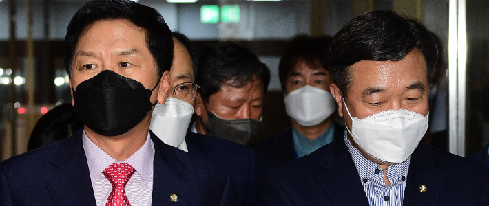 더불어민주당 윤호중 원내대표와 국민의힘 김기현 원내대표가 30일 국회 의장실에서 회동을 마친 뒤 취재진의 질문에 답하고 있다.  윤창원 기자