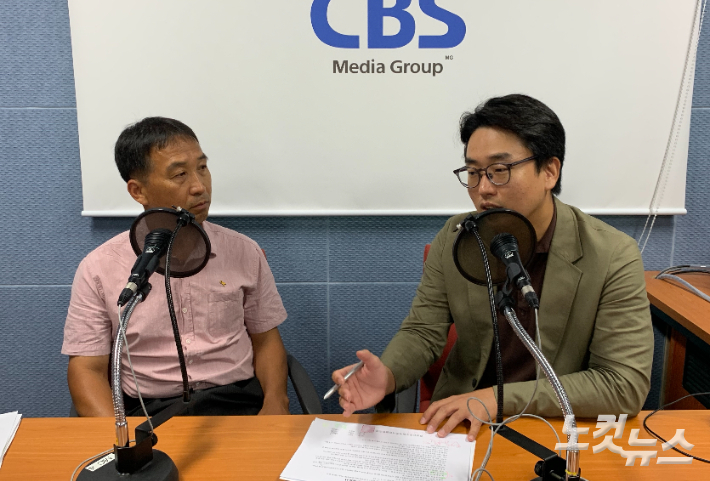 한국노조전국연대노조 진주수퍼마켓협동조합지회 조한진 지회장(왼쪽)과 바른길노무사 김승환 대표노무사. 경남CBS