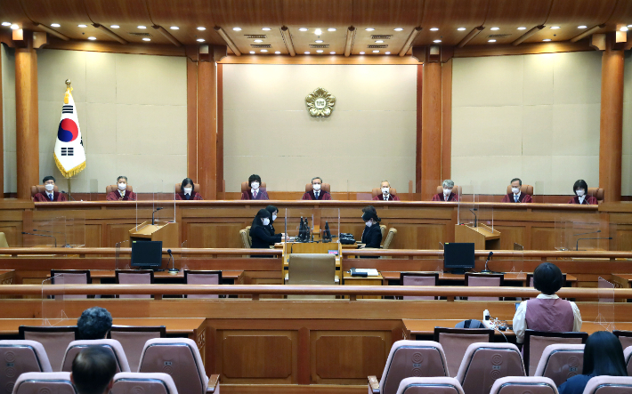 유남석 헌법재판소장과 재판관들이 31일 오후 서울 종로구 헌법재산소 대심판정에 입장, 자리에 앉아 있다. 연합뉴스