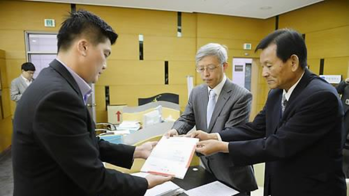 지난 2014년 10월 14일 일제 강점기에 일본군으로 동원돼 BC급 전범이 된 한국인의 유족과 법률 대리인이 서울 종로구 헌법재판소에 헌법소원 청구서를 제출하는 모습. 연합뉴스