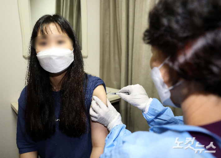 한 시민이 화이자 백신을 접종받고 있다. 사진공동취재단