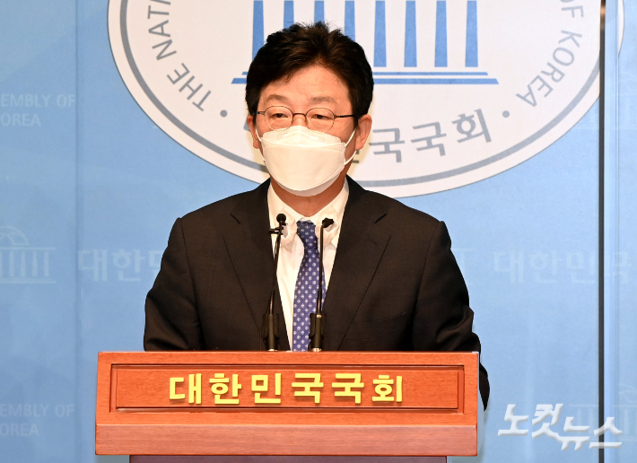 국민의힘 유승민 대선 예비 후보가 31일 오전 국회 소통관에서 기자회견을 하고 있다. 윤창원 기자