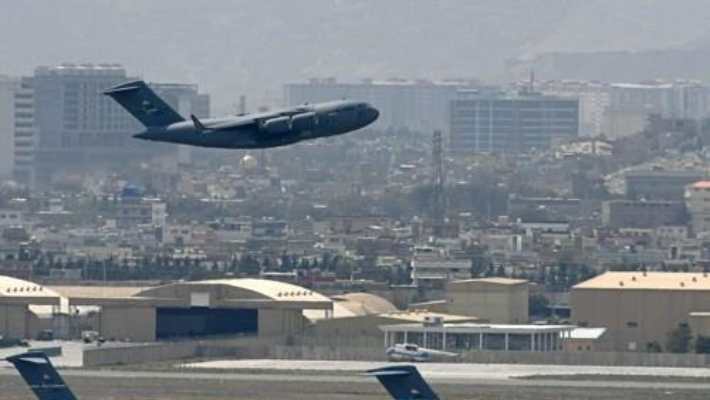 미국 공군 항공기가 아프가니스탄 철군 시한을 하루 앞둔 30일(현지시간) 수도 카불 국제공항에서 이륙하고 있다. 연합뉴스