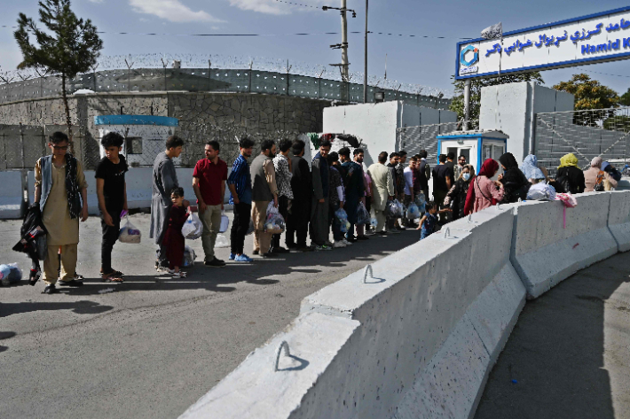 29일(현지시간) 카불 공항 정문에 줄지어 있는 아프간 민간인들. 연합뉴스