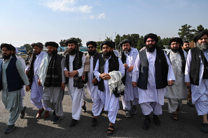 카불 공항에 도착하는 탈레반 간부들. 연합뉴스