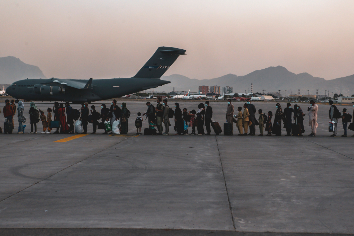 미군이 주도하는 대피작전을 통해 아프간을 출국하는 피란민들. 연합뉴스