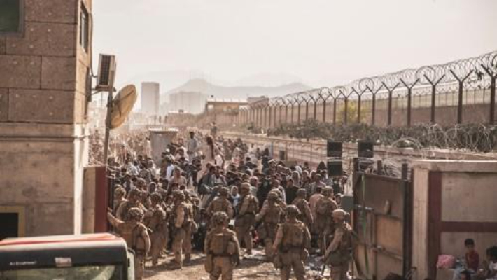 카불 공항서 아프간인 대피 돕는 미 해병대원들. 연합뉴스