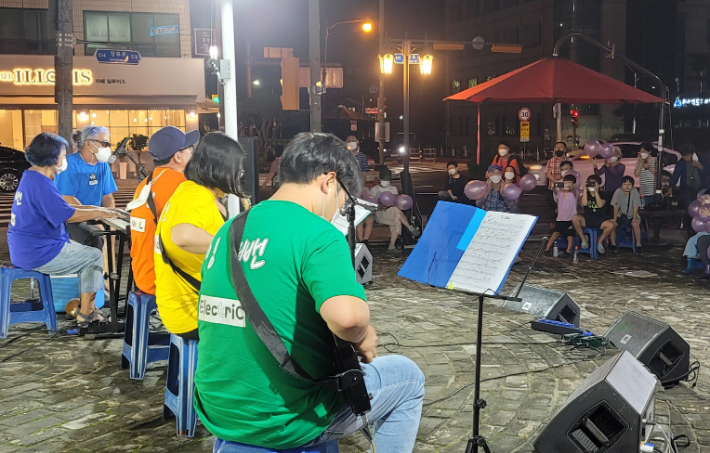 전북 순창군이 길거리 공연으로 코로나19로 지친 군민들의 마음에 조금씩 위로를 전해주고 있다. 순창군 제공