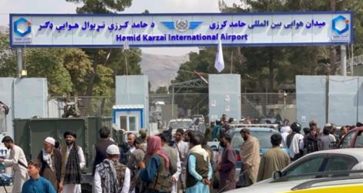 지난달 31일 카불공항 입구 밖에 모인 군중. 연합뉴스