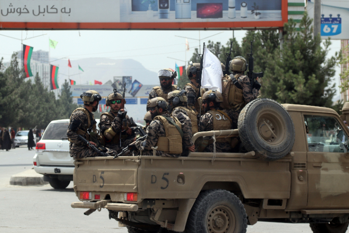 카불 공항에 들어서고 있는 탈레반. 연합뉴스