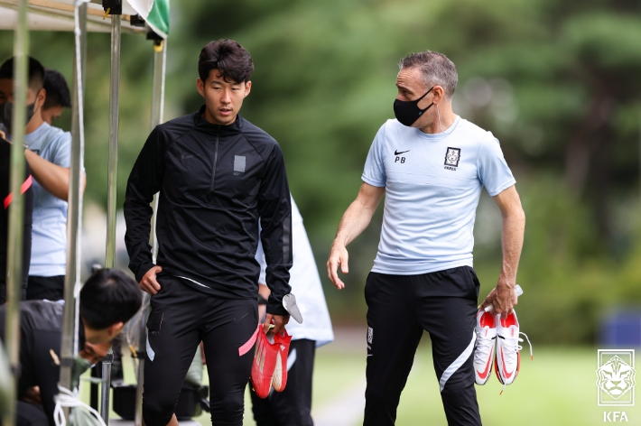 파울루 벤투 감독과 대화를 나누는 손흥민. 대한축구협회 제공