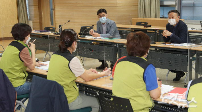 1일 오후 서울 영등포구 의료기관평가인증원에서 전국보건의료산업노동조합(보건의료노조)과 보건복지부의 13차 노정실무교섭이 열린 가운데 이창준 보건의료 정책관이 모두발언을 하고 있다. 황진환 기자