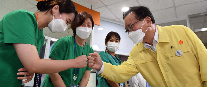 김부겸 총리가 31일 서울 은평구 서북병원 코로나19 병동에서 간호사들을 비롯한 의료진들을 격려하고 있다. 박종민 기자