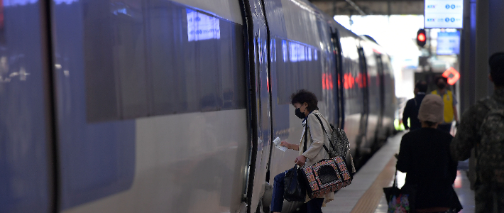 서울역에서 승객들이 KTX에 탑승하고 있다. 박종민 기자