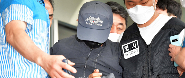 위치추적 전자장치(전자발찌) 훼손 전후로 여성 2명을 살해한 혐의를 받는 강모(56) 씨가 31일 영장실질심사를 위해 서울 송파경찰서에서 서울동부지법으로 이송되고 있다. 박종민 기자