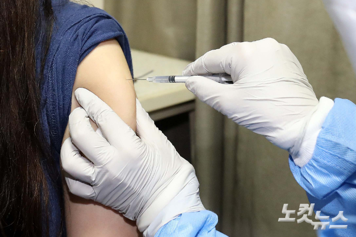서울의 한 병원에서 시민이 백신을 접종받고 있다. 사진공동취재단