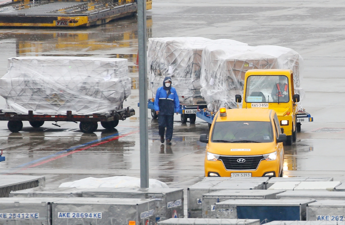 미국 모더나사의 코로나19 백신이 인천국제공항에 도착해 화물터미널에서 이송되는 모습. 연합뉴스