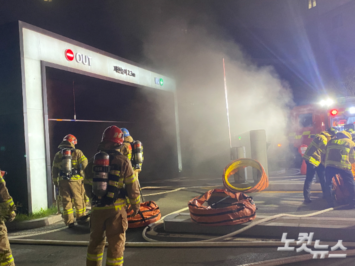 지난달 11일 천안의 한 아파트 지하주차장에서 화재가 발생해 차량 660여대가 피해를 입고 주민들이 대피하는 소동이 벌어졌다. 인상준 기자