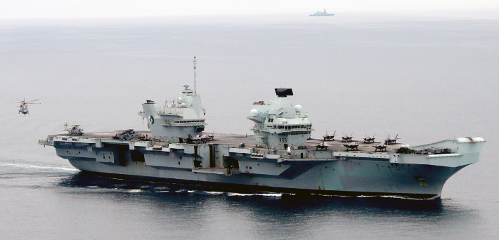 한영연합 해상기회훈련이 실시된 지난달 31일 오후 동해 남부 해상에서 영국 항공모함 HMS 퀸 엘리자베스가 항해 체류를 하고 있다. 사진공동취재단