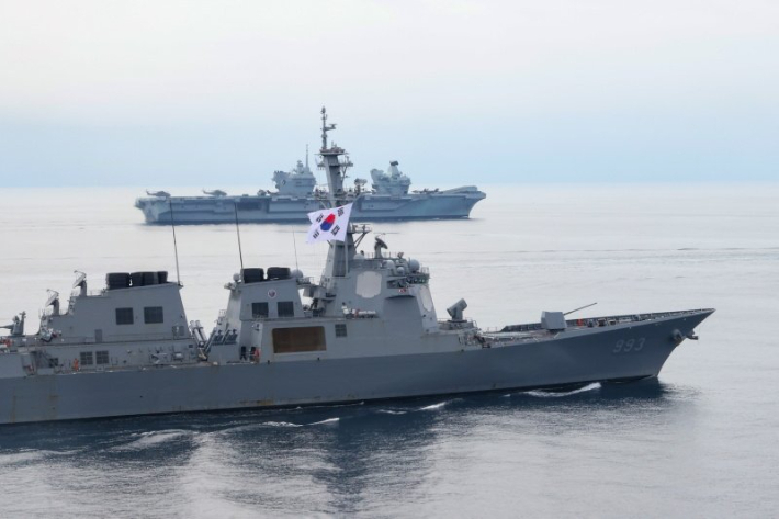 퀸 엘리자베스와 함께 훈련하는 한국 해군 서애 류성룡함(앞쪽). 퀸 엘리자베스 트위터