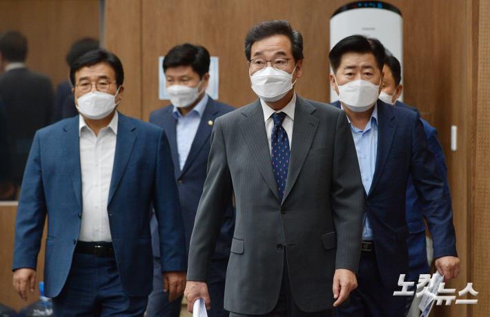 윤석열 전 검찰총장 규탄, 기자회견장으로 향하는 이낙연