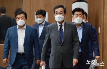 윤석열 전 검찰총장 규탄, 기자회견장으로 향하는 이낙연