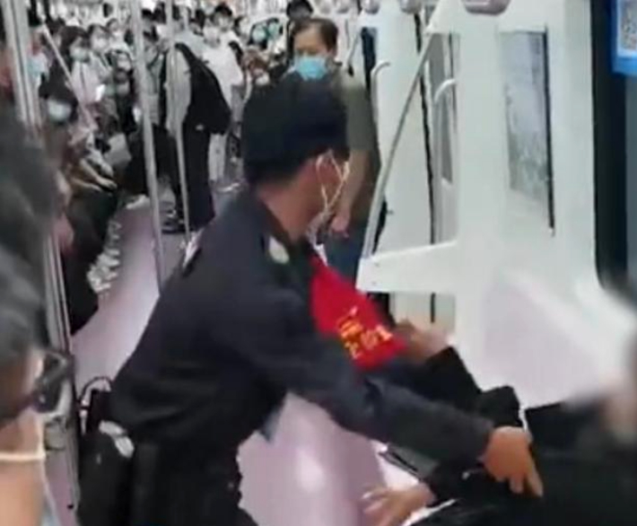 지난달 30일 시안 지하철 객실 내부에서 보안원이 여성을 강제로 끌어내는 모습. 바이두 캡처